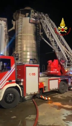 In fiamme un silos contenente semi di girasole
