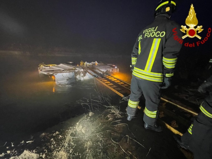 Camion dei rifiuti si ribalta in un canale a Roddi: salvi gli operatori