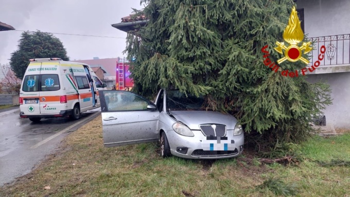 Auto fuori strada sulla SP137, sul posto ambulanza, carabinieri e vigili del fuoco