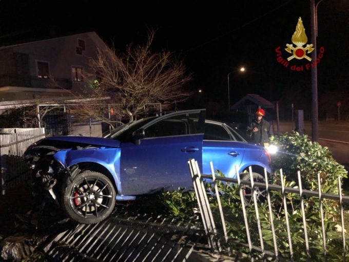 Sfondano muretto e recinzione con l’auto