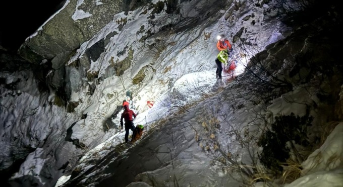 Salvati nella notte due 19enni bloccati tra i ghiacci in montagna