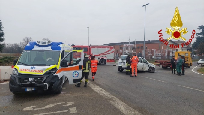 Scontro tra auto e ambulanza