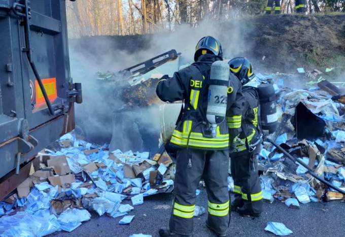 Autoarticolato in fiamme: chiuso un tratto dell’A6