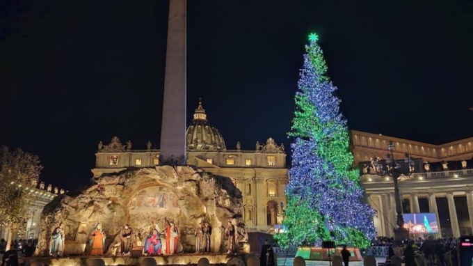 Acceso in piazza San Pietro l’albero di Natale arrivato dalla Valle Maira