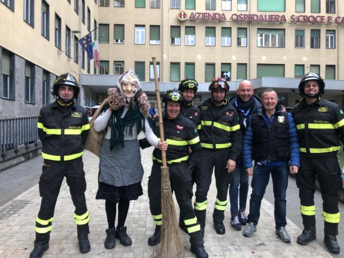 La Befana dei Vigli del Fuoco porta i doni ai piccoli pazienti