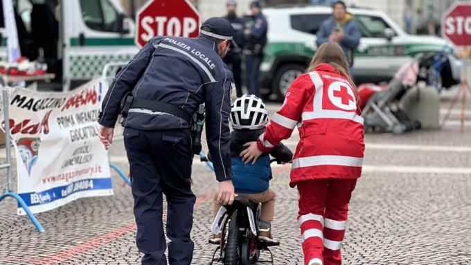 Bimbi entusiasti e “patentati” grazie alla Befana del Vigile