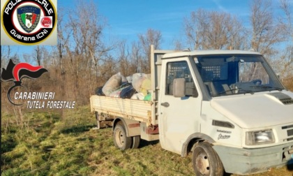 Scoperto un autocarro carico di rifiuti lungo il Tanaro