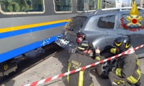 Auto incastrata sui binari, il treno la colpisce: paura per una donna e due bimbi