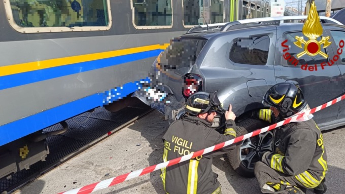 Auto incastrata sui binari, il treno la colpisce: paura per una donna e due bimbi