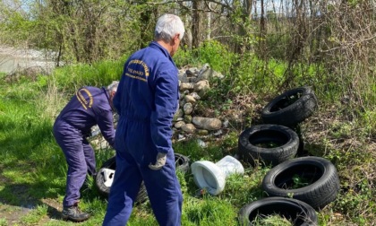 Rifiuti abbandonati lungo le ripe del torrente Grana: volontari in azione