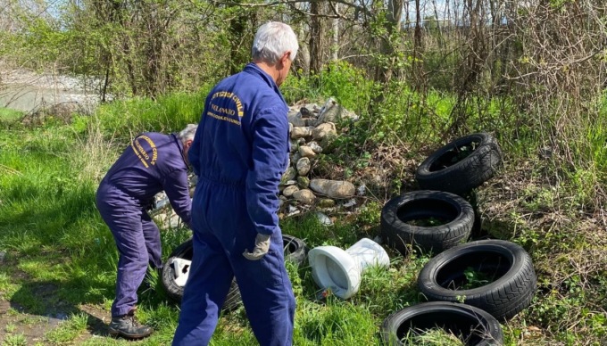 Rifiuti abbandonati lungo le ripe del torrente Grana: volontari in azione