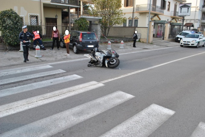 Due pedoni investiti e 30 giorni di prognosi per un motociclista