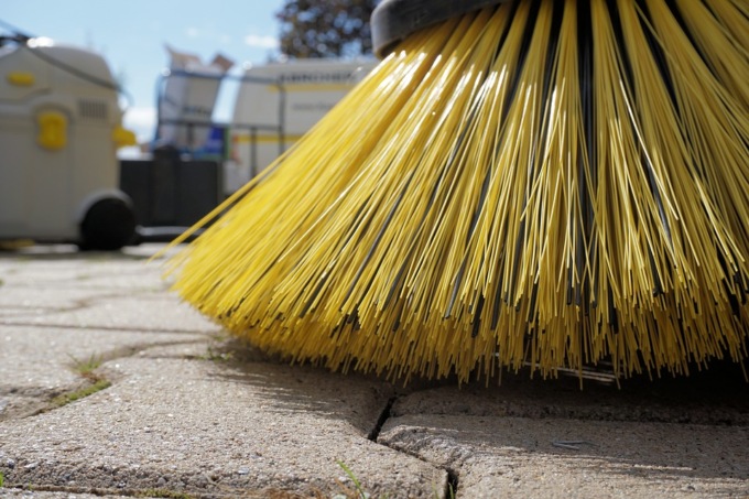 Riprende il servizio di pulizia delle strade: occhio a dove si parcheggia