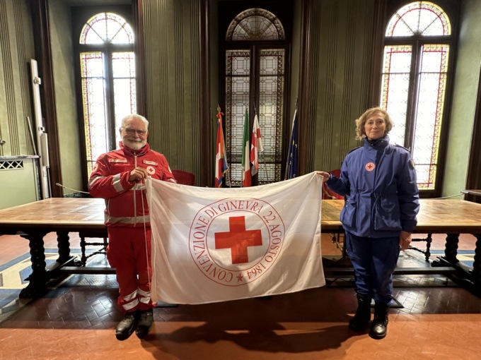 Torri illuminate di rosso e bandiera esposta per la Giornata mondiale della Cri