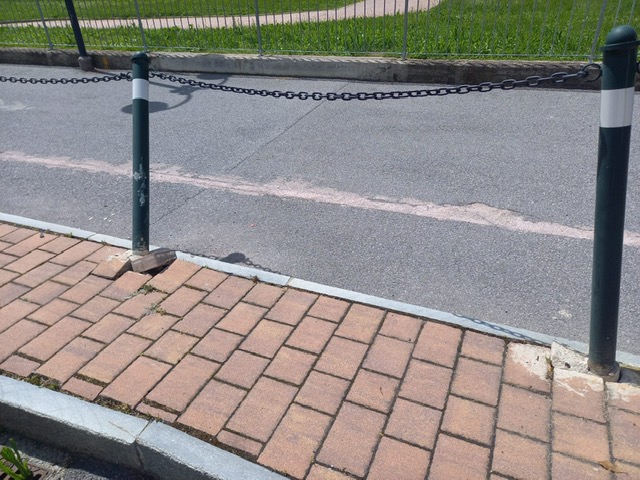 Autocarro danneggia la rotonda di via Pio Bocca
