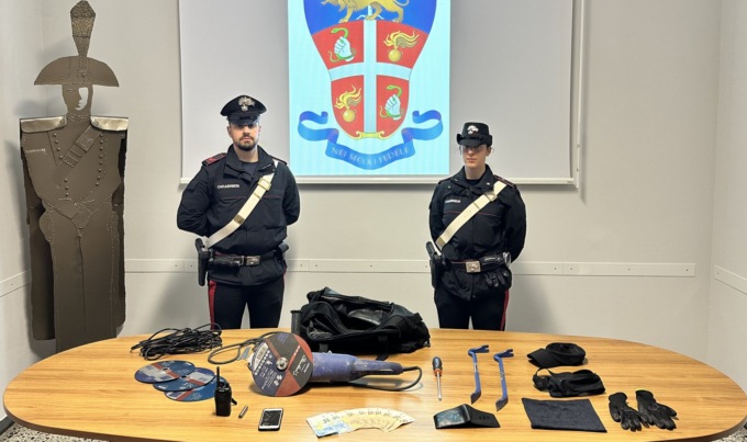Sorpreso mentre cerca di introdursi in un appartamento: arrestato