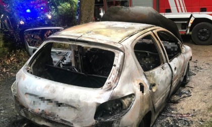 Cervere: automobile in fiamme