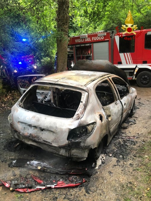 Cervere: automobile in fiamme
