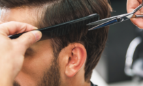 Barbieri nei guai: esercitavano abusivamente e con strumenti non sterilizzati