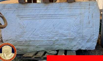 Antico sarcofago pieno di monete e altri beni nascosto in un capanno nel Cuneese