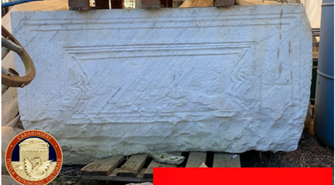 Antico sarcofago pieno di monete e altri beni nascosto in un capanno nel Cuneese