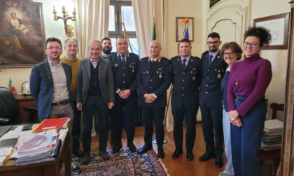 Salvano una donna che voleva gettarsi dal balcone: premiati due agenti braidesi