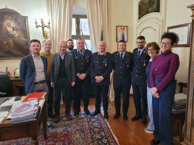 Salvano una donna che voleva gettarsi dal balcone: premiati due agenti braidesi