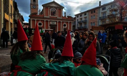 Babbo Natale e gli elfi con l'associazione La Sporta