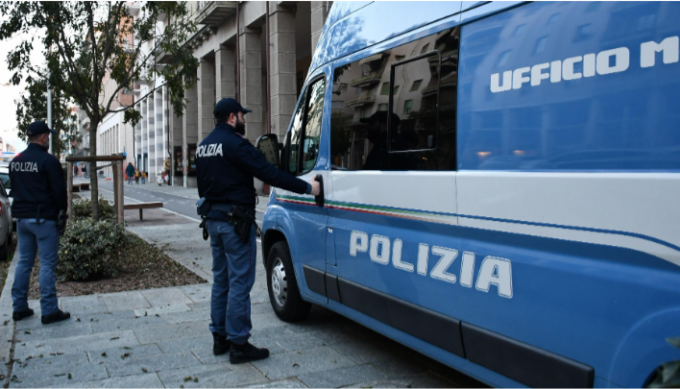 In stato di alterazione infastidiscono una donna: espulsi due stranieri irregolari