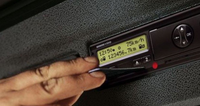 Camionista sorpreso col cronotachigrafo alterato, risultava in pausa ma stava viaggiando