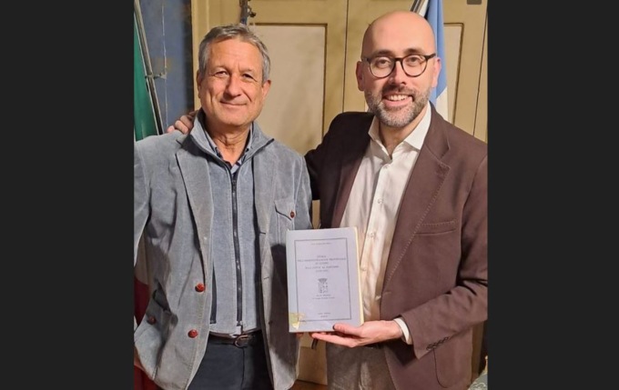 Il sindaco di Savigliano dona al presidente Robaldo un libro sulla storia della Provincia