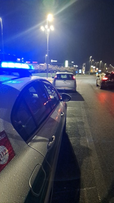 Guidava con la patente contraffatta, denunciato