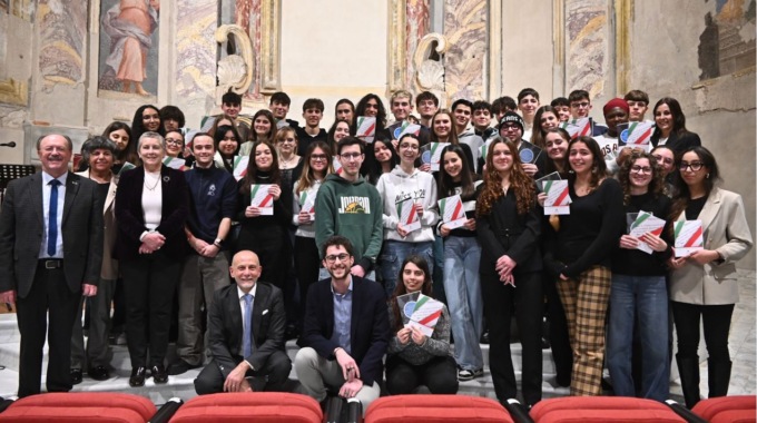 Cuneo: consegnata una copia della Costituzione ai neo diciottenni