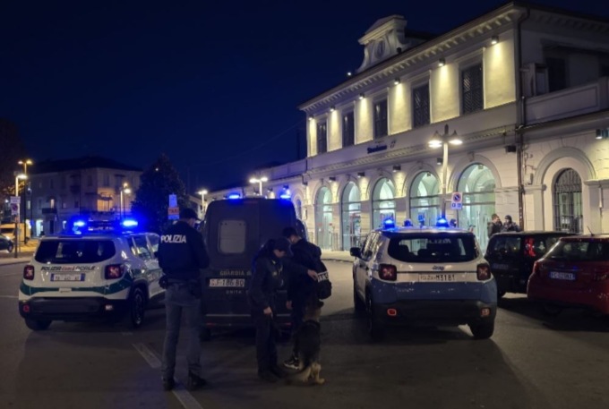 Controlli in stazione a Bra: scoperti nascondigli per la droga