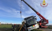 Pullman esce di strada e resta in bilico a bordo strada