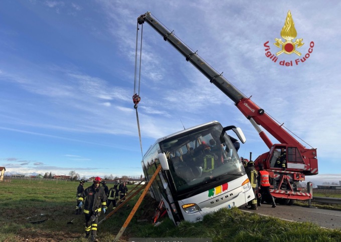 Pullman esce di strada e resta in bilico a bordo strada
