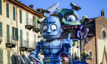 Migliaia di persone hanno invaso il centro di Saluzzo per la sfilata del 97° Carnevale