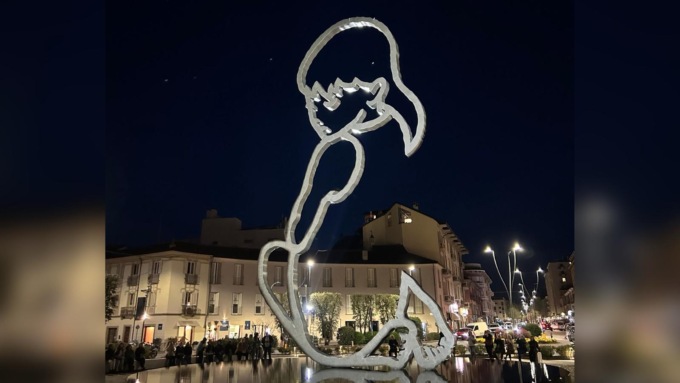 “Alba” risplende di nuova luce: l’opera monumentale illuminata da fari hi-tech