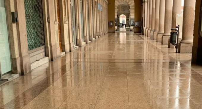 Cuneo, al via il lavaggio e la sanificazione dei portici