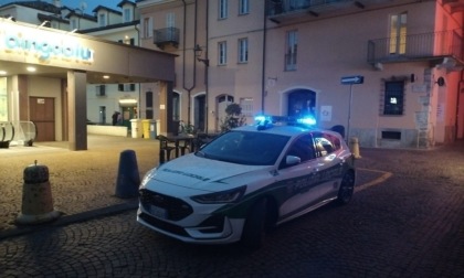 Fugge a motore spento con un’auto rubata: bloccato dalla Polizia Locale