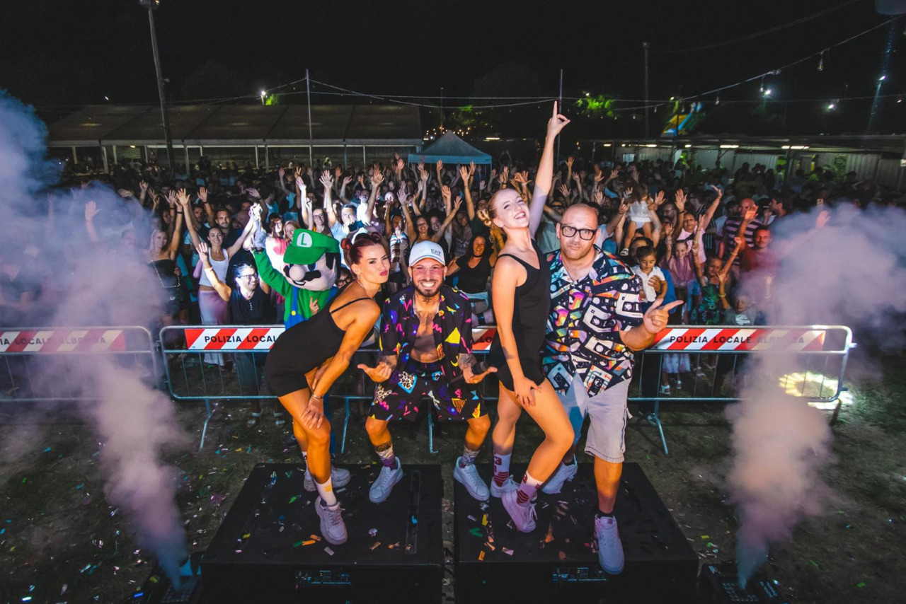 L’ultimo sabato di Oktoberfest propone spettacoli equestri, magia, pole dance, canti bavaresi, cover anni ’90 e iniziative per la guida sicura