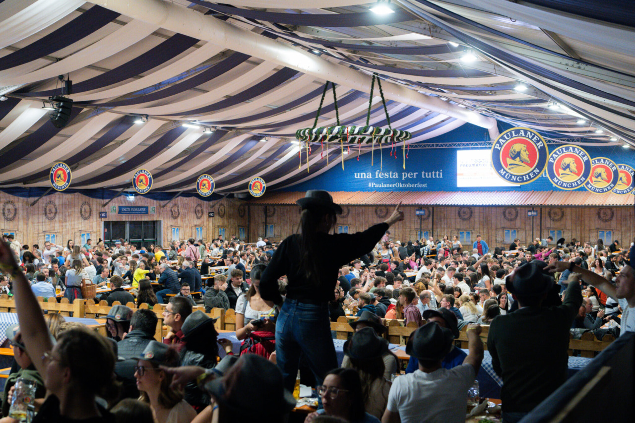 “Oktoberfest Cuneo” continua tra live show, sfide tra boscaioli, balli, magia e Santa Messa