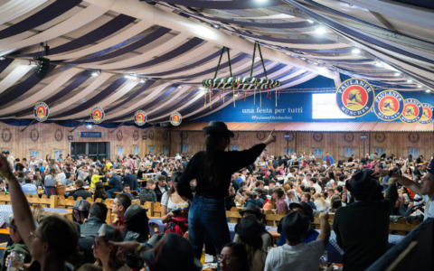“Oktoberfest Cuneo” continua tra live show, sfide tra boscaioli, balli, magia e Santa Messa