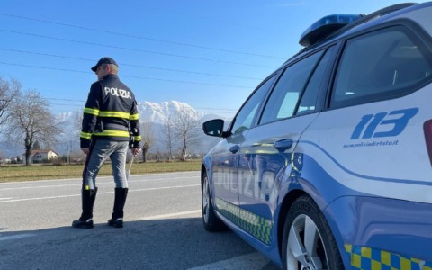 Ubriaca al volante, percorre la tangenziale in contromano
