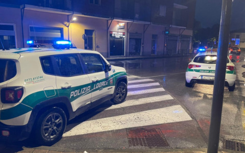 Furto su auto in sosta, ventenne denunciato