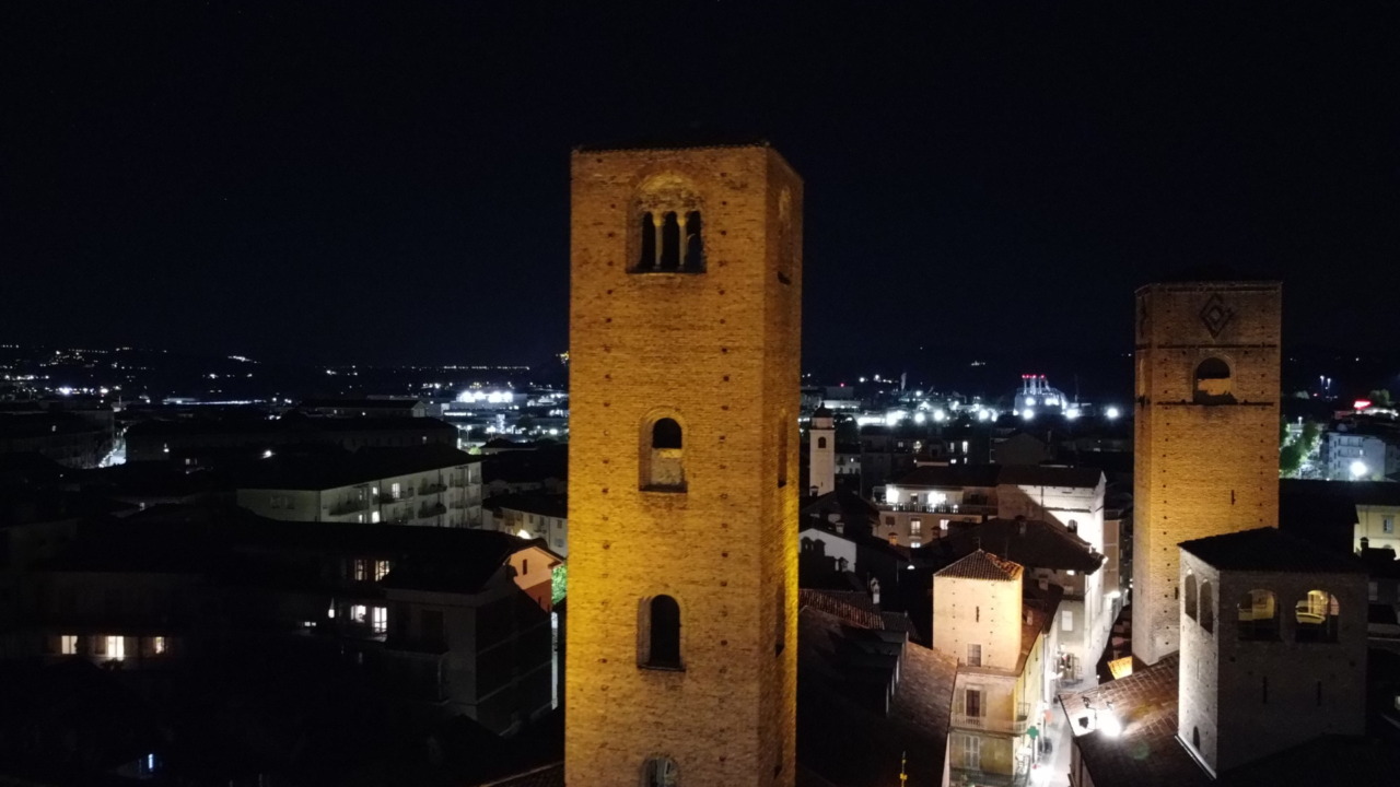 Le torri di Alba si illuminano per la prevenzione del cancro al polmone