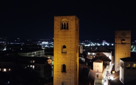 Le torri di Alba si illuminano per la prevenzione del cancro al polmone