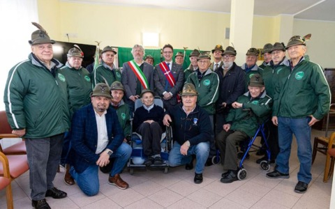 Valore alpino, targa a Giuseppe Viglione: l’omaggio del Piemonte a un Alpino centenario