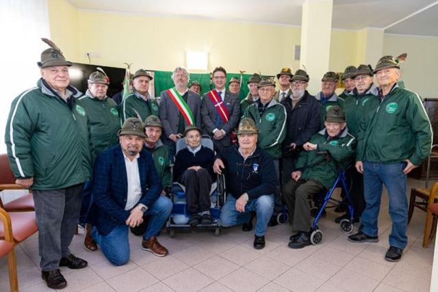 Valore alpino, targa a Giuseppe Viglione: l’omaggio del Piemonte a un Alpino centenario