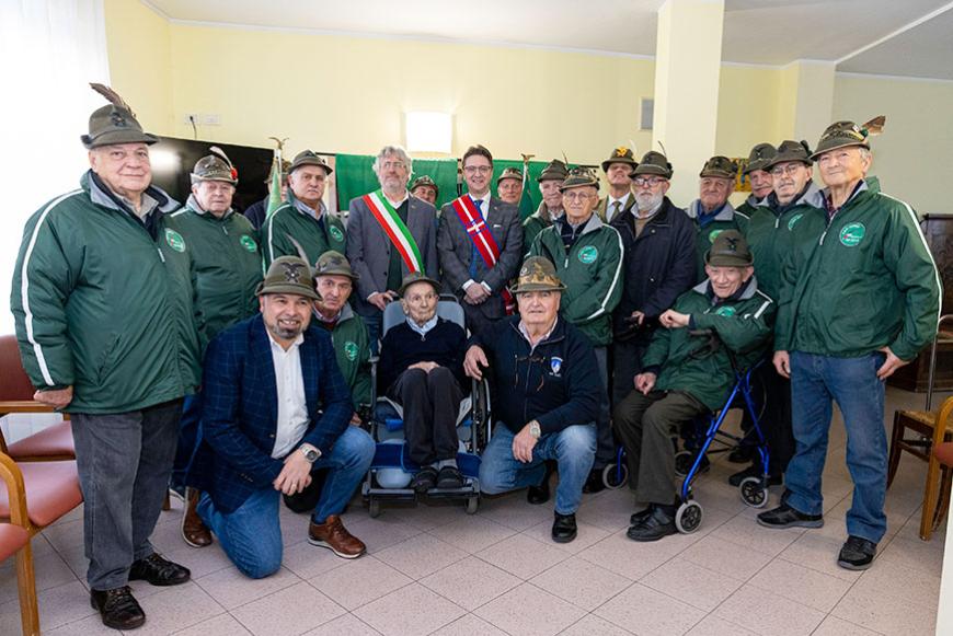 Valore alpino, targa a Giuseppe Viglione: l’omaggio del Piemonte a un Alpino centenario